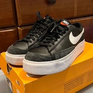 Nike Blazer Low Platform
Black White (Women's)